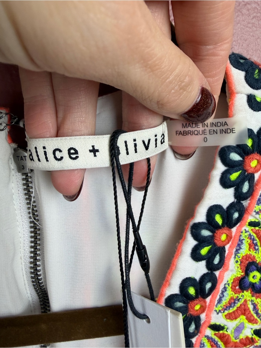 NWT Alice + Olivia Patty Embroidered Mini Dress Size 0 w/ V-neck & Pockets - Picture 5 of 11